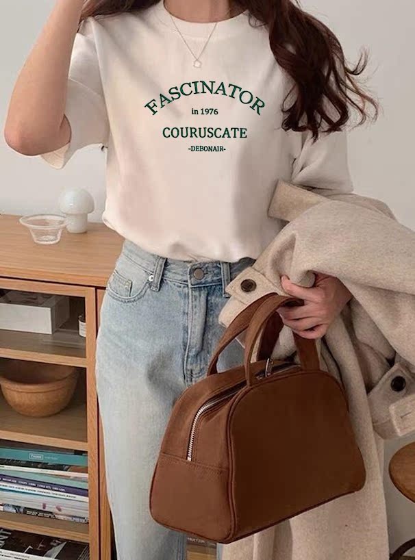 ネイビーコーデ 刺繍tシャツ