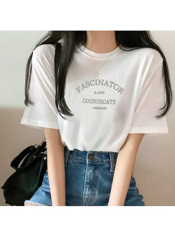 ネイビーコーデ 刺繍tシャツ