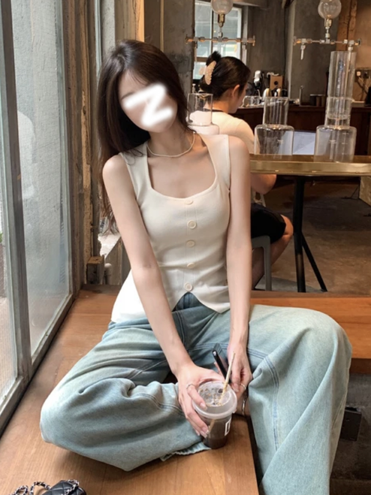 ネイビーコーデ すっきりシルエットボタンリブインナー