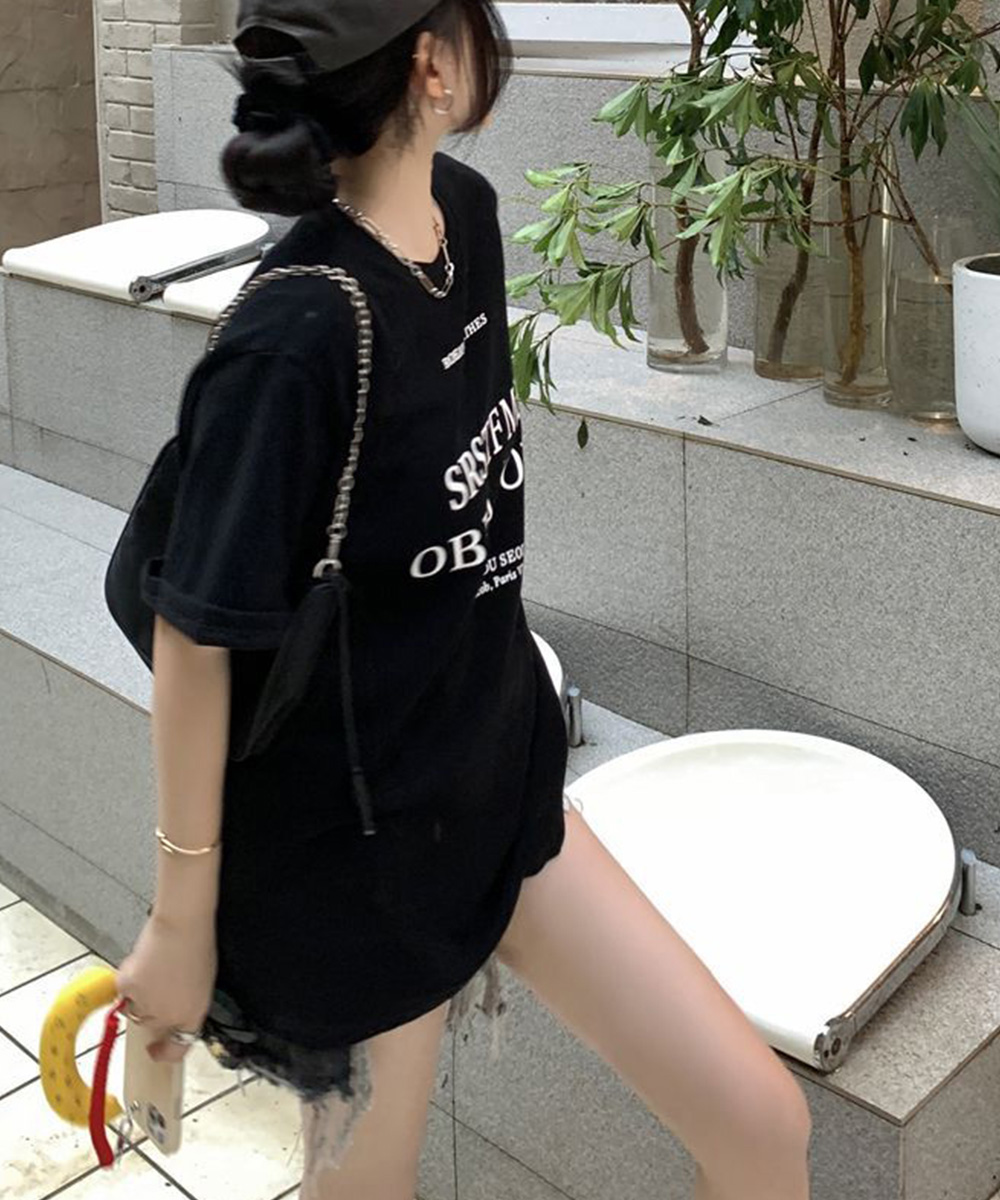 ネイビーコーデ おしゃれロゴプリント半袖トップス