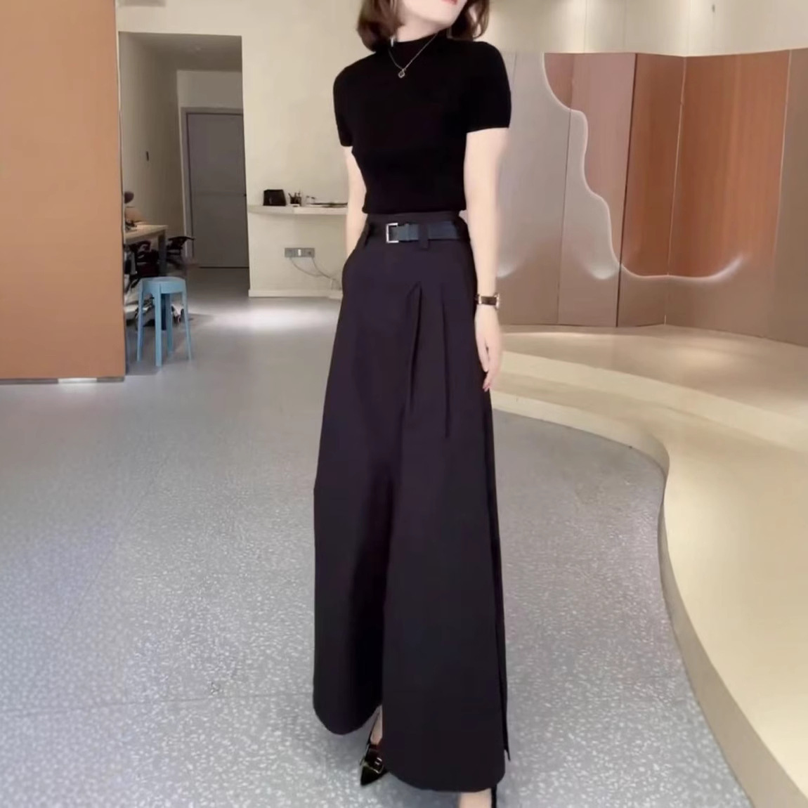 ネイビーコーデ ハイネックトップス＆ロングワイドパンツ