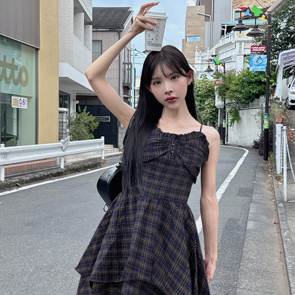 ネイビーコーデ フリルキャミチェック柄ワンピース