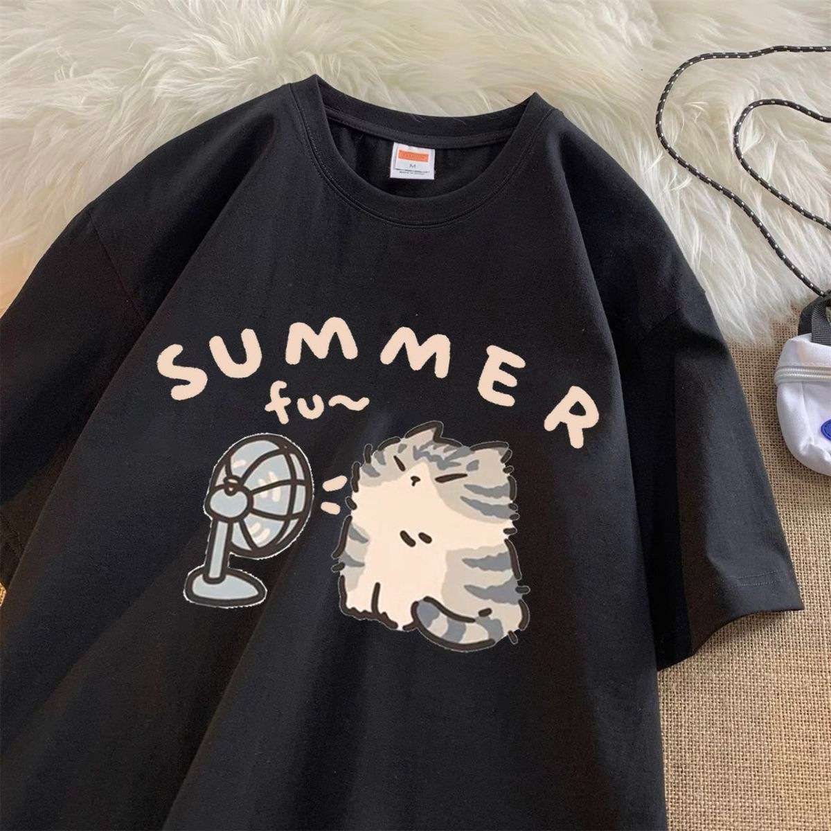 ネイビーファッション ねこさんと扇風機の涼やかTシャツ