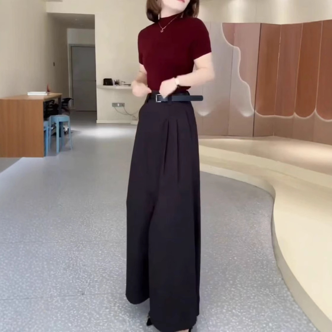 ネイビーコーデ ハイネックトップス＆ロングワイドパンツ