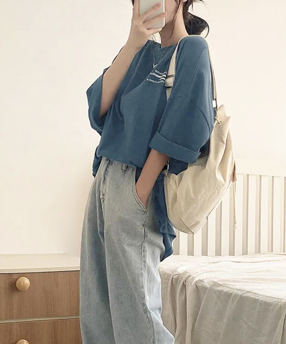 ネイビーコーデ ブルーバックプリントオーバーサイズTシャツ