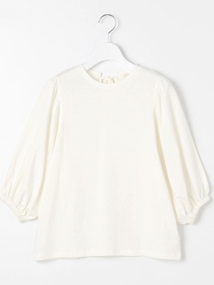 ネイビーコーデ ふんわりパフスリーブ袖のシンプルTシャツ