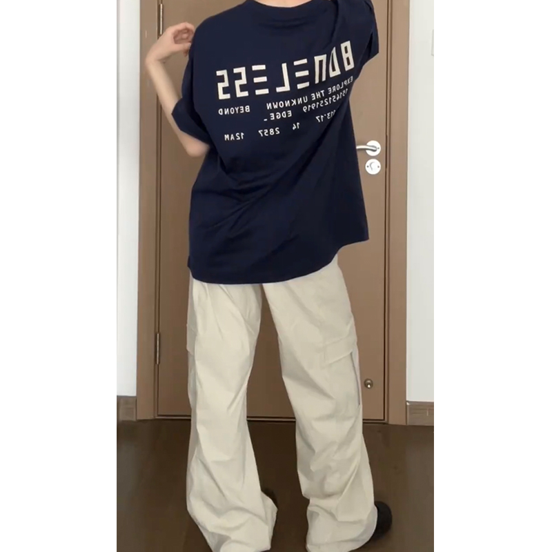 ネイビーコーデ  シンプル文字入りゆったり半袖