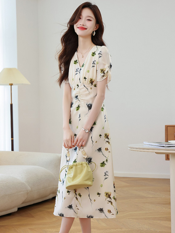 ネイビーコーデ 優雅な花柄カシュクールワンピース