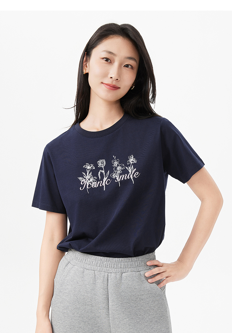 ネイビーコーデ 花柄刺繍入り綿素材半袖Tシャツ