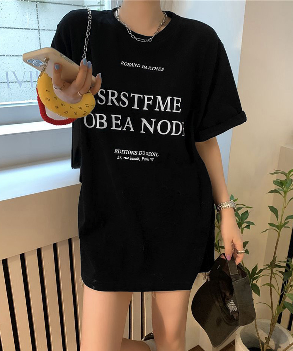 ネイビーコーデ おしゃれロゴプリント半袖トップス