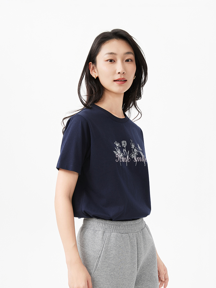 ネイビーコーデ 花柄刺繍入り綿素材半袖Tシャツ