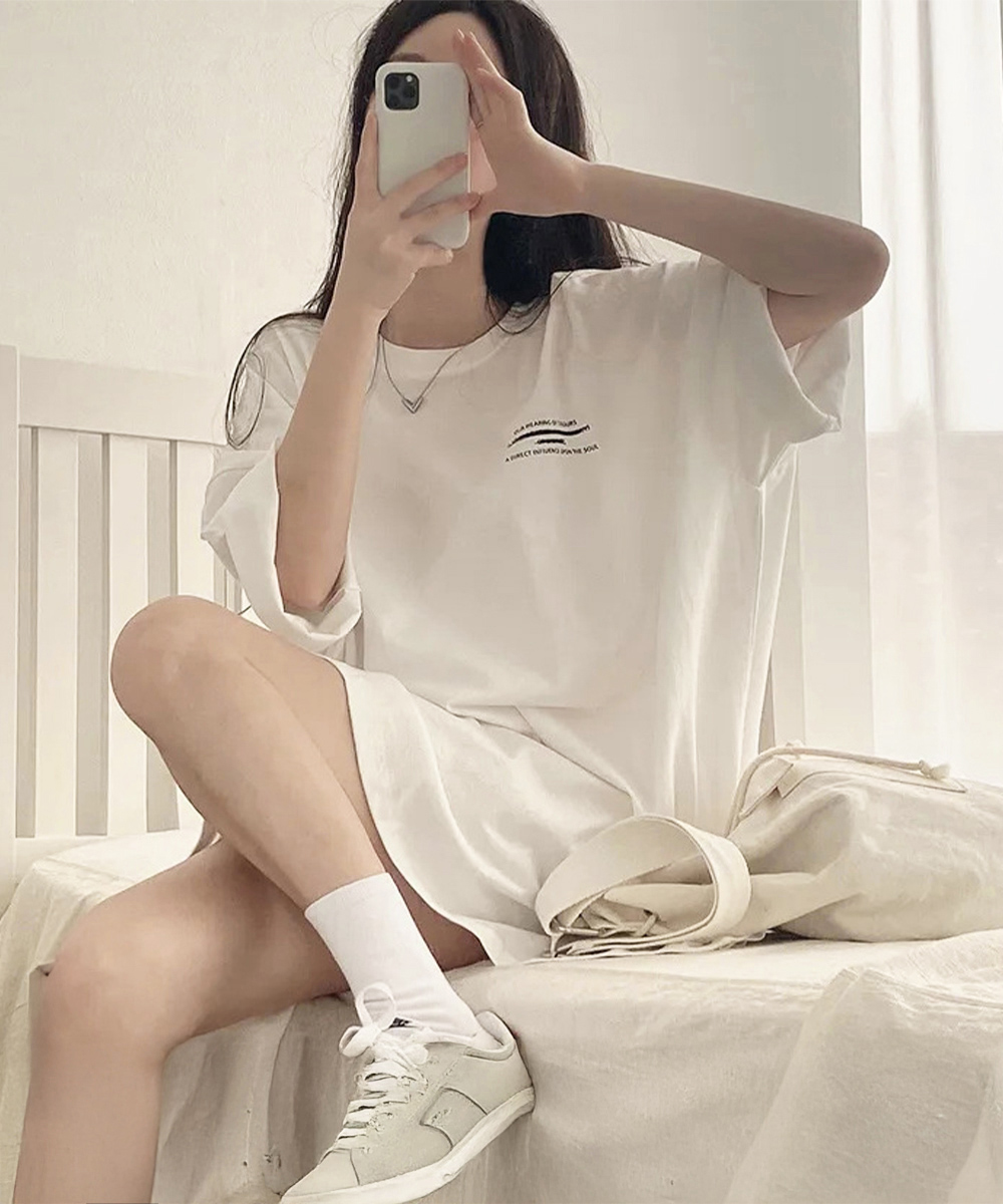 ネイビーコーデ ブルーバックプリントオーバーサイズTシャツ