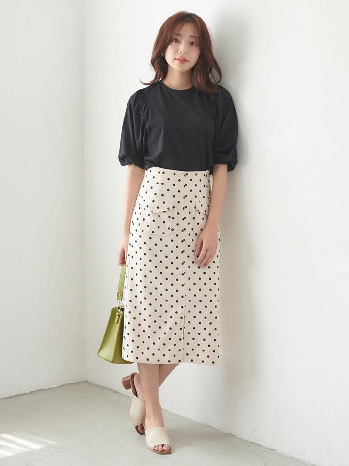 ネイビーコーデ ふんわりパフスリーブ袖のシンプルTシャツ