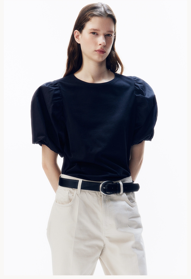 パフスリーブTシャツでつくる大人の可愛げカジュアル｜ネイビーで差がつく夏の着こなし術7選