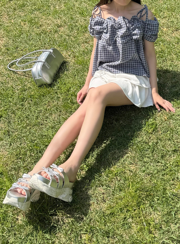 ネイビーコーデ 肩リボン格子柄ブラウス