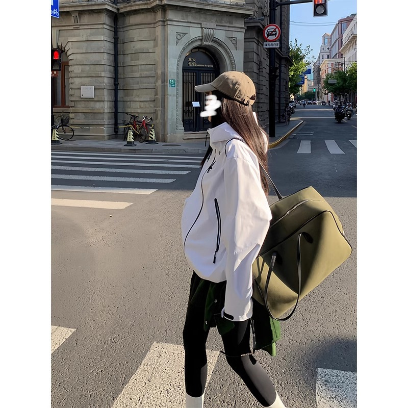 ネイビーコーデ スタイリッシュジップアップパーカー