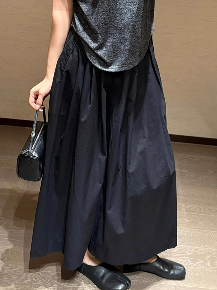 ネイビーコーデ 光沢感たっぷり ギャザーロングスカート