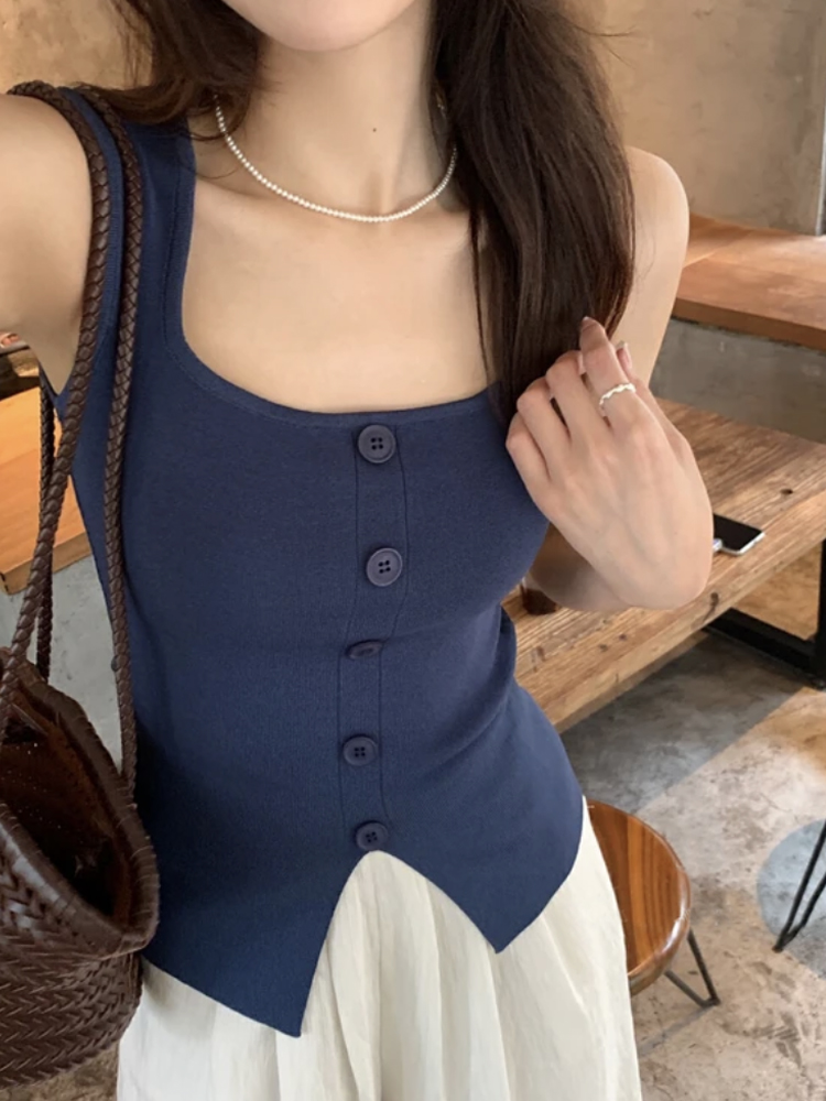 ネイビーコーデ すっきりシルエットボタンリブインナー