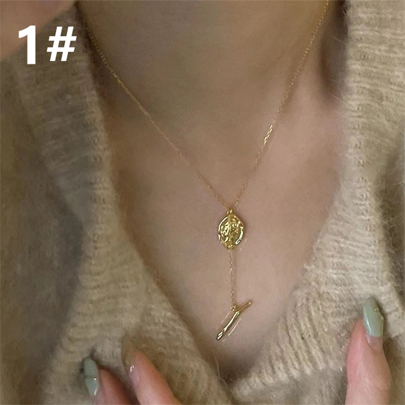 金色コイン型チャーム付き二層ネックレスチェーン