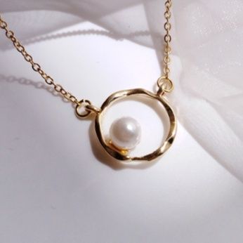 ネックレスチェーンゴールド 真珠付き円形ペンダント