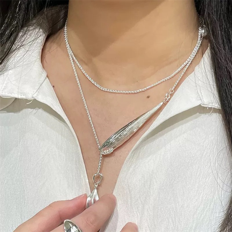https://fulmo-img-server.com/necklacety/18820cd1-ac7e-4dd4-ab73-a7840bed3830.jpg