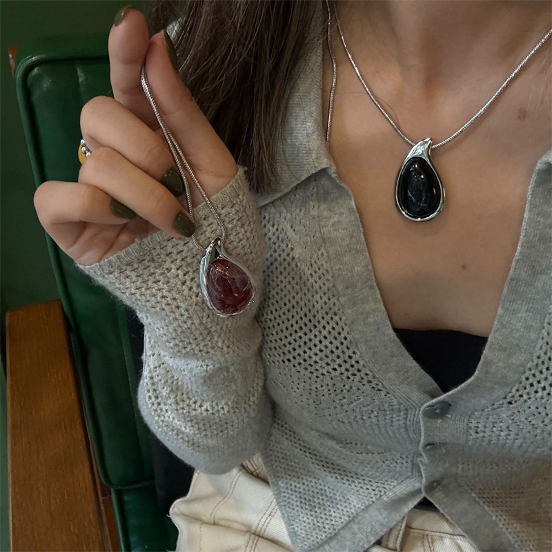 高級感あふれる天然石ペンダント付きネックレスチェーン