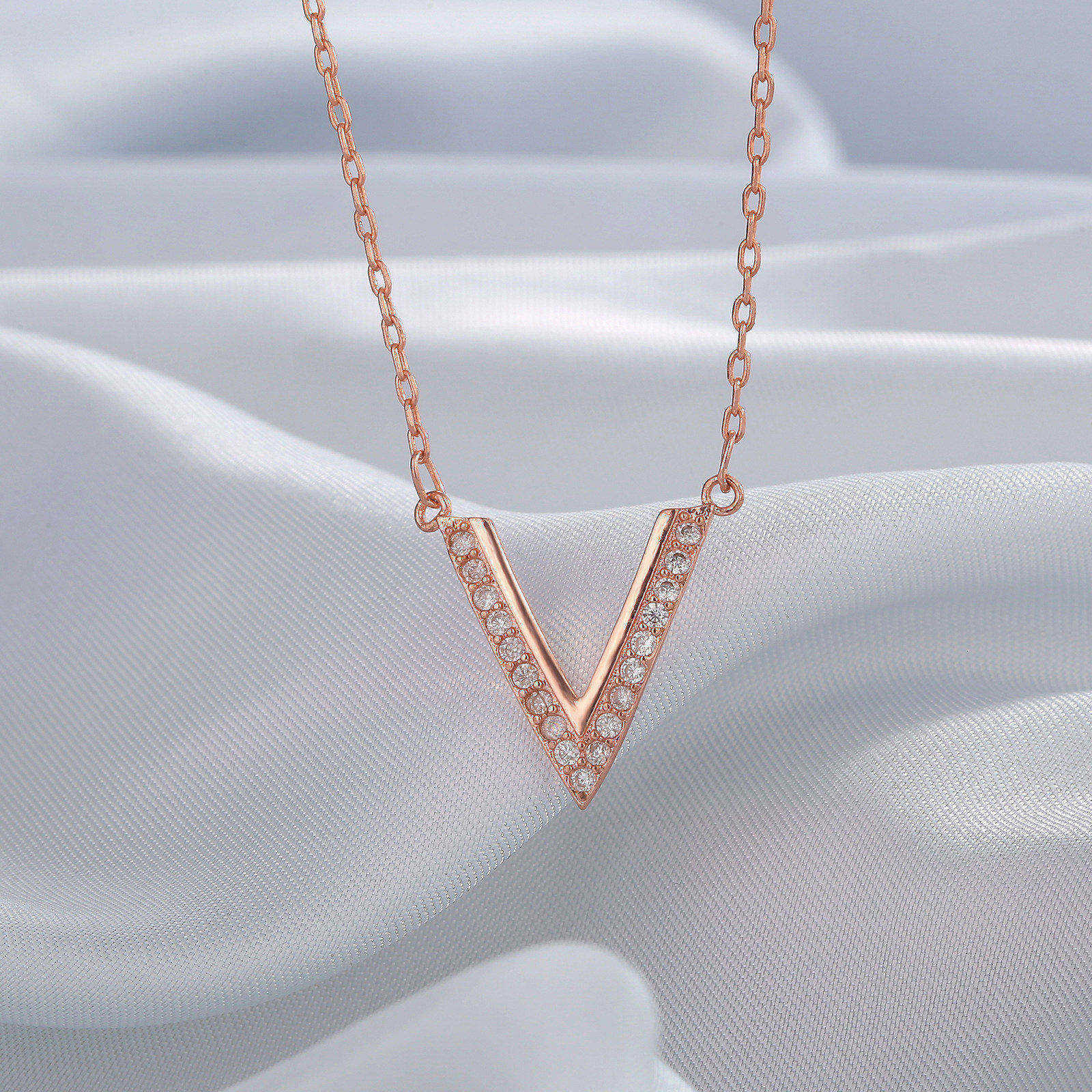 ネックレスチェーン V字ラインストーンネックレス高級感レディース