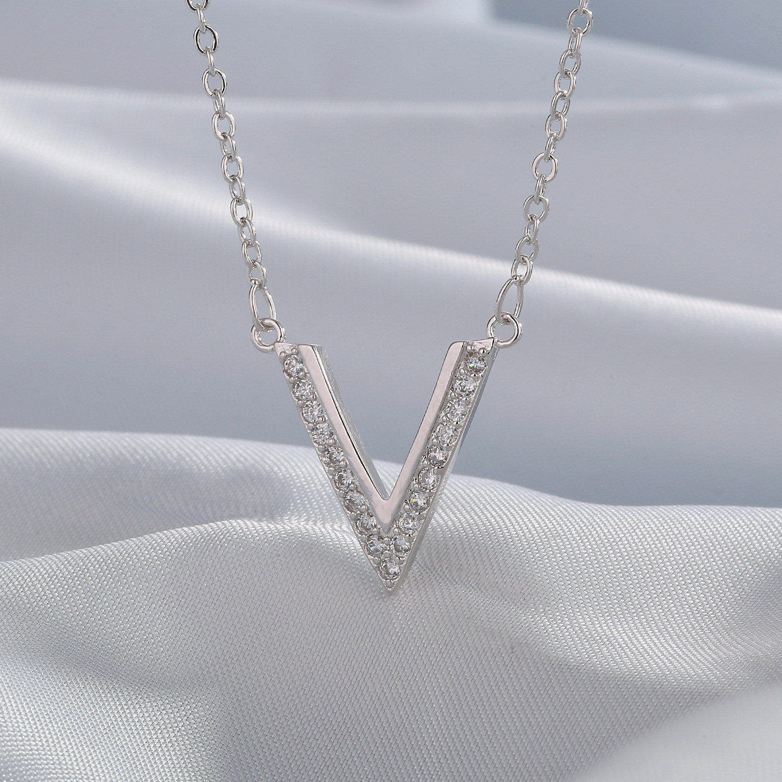 ネックレスチェーン V字ラインストーンネックレス高級感レディース