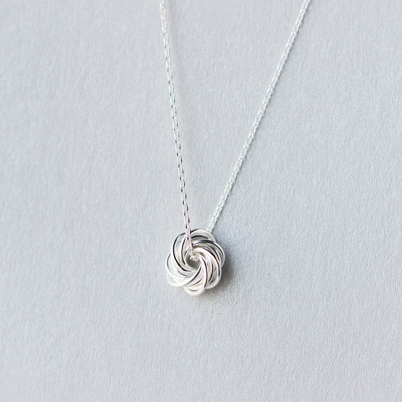 https://fulmo-img-server.com/necklacety/596ea4b8-4a31-4fdc-be39-28cdae55fe34.jpg