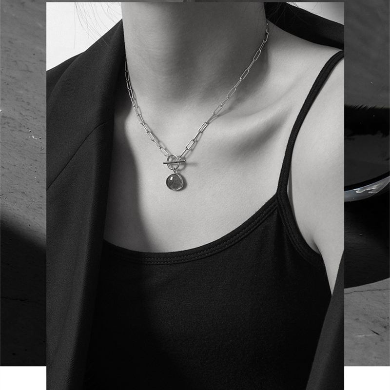 ネックレスチェーン 高級感あふれる細身チェーン ネックレス 個性的な円形チャーム付き