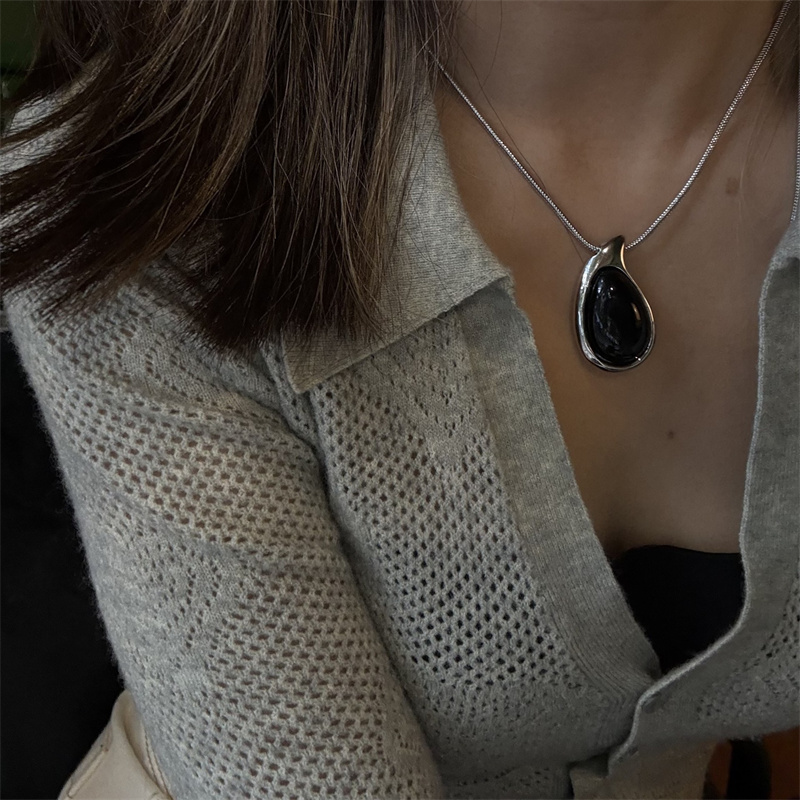 高級感あふれる天然石ペンダント付きネックレスチェーン