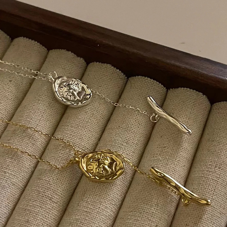 金色コイン型チャーム付き二層ネックレスチェーン