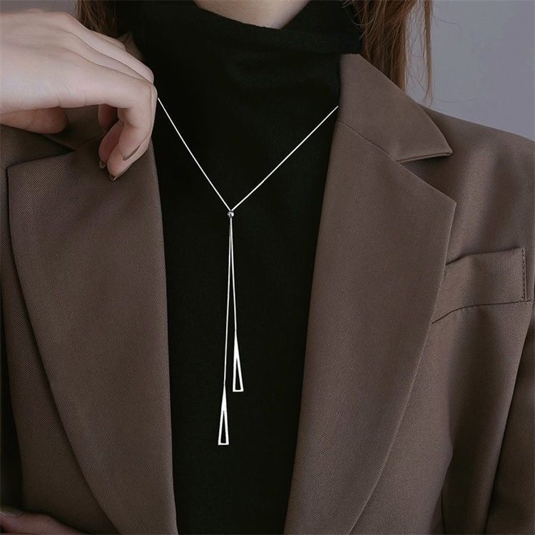 ネックレスチェーン ロング幾何学チェーンネックレス 三角タッセルペンダント 調節式
