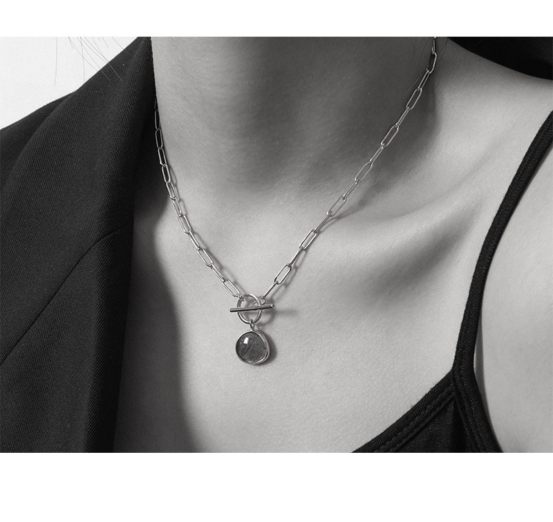 ネックレスチェーン 高級感あふれる細身チェーン ネックレス 個性的な円形チャーム付き