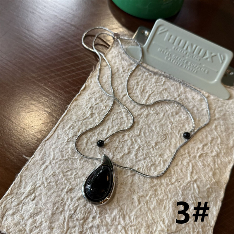 高級感あふれる天然石ペンダント付きネックレスチェーン