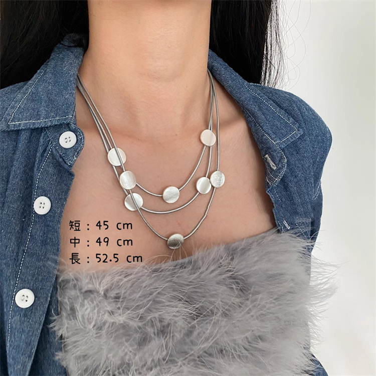 上品な重ね付け多層ネックレスチェーン丸プレート付き