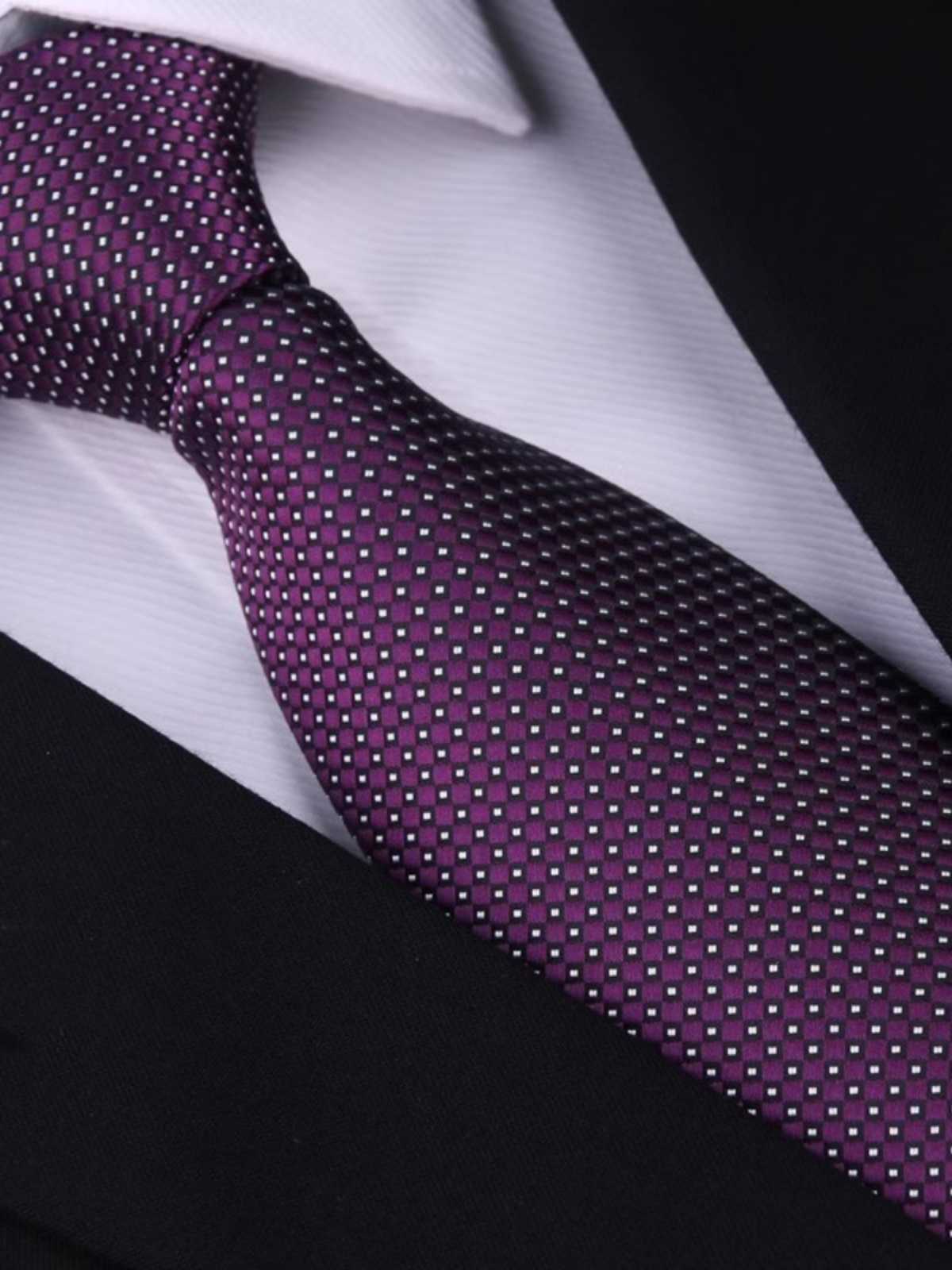 ワイシャツと相性抜群！紫色のネクタイおすすめ5選