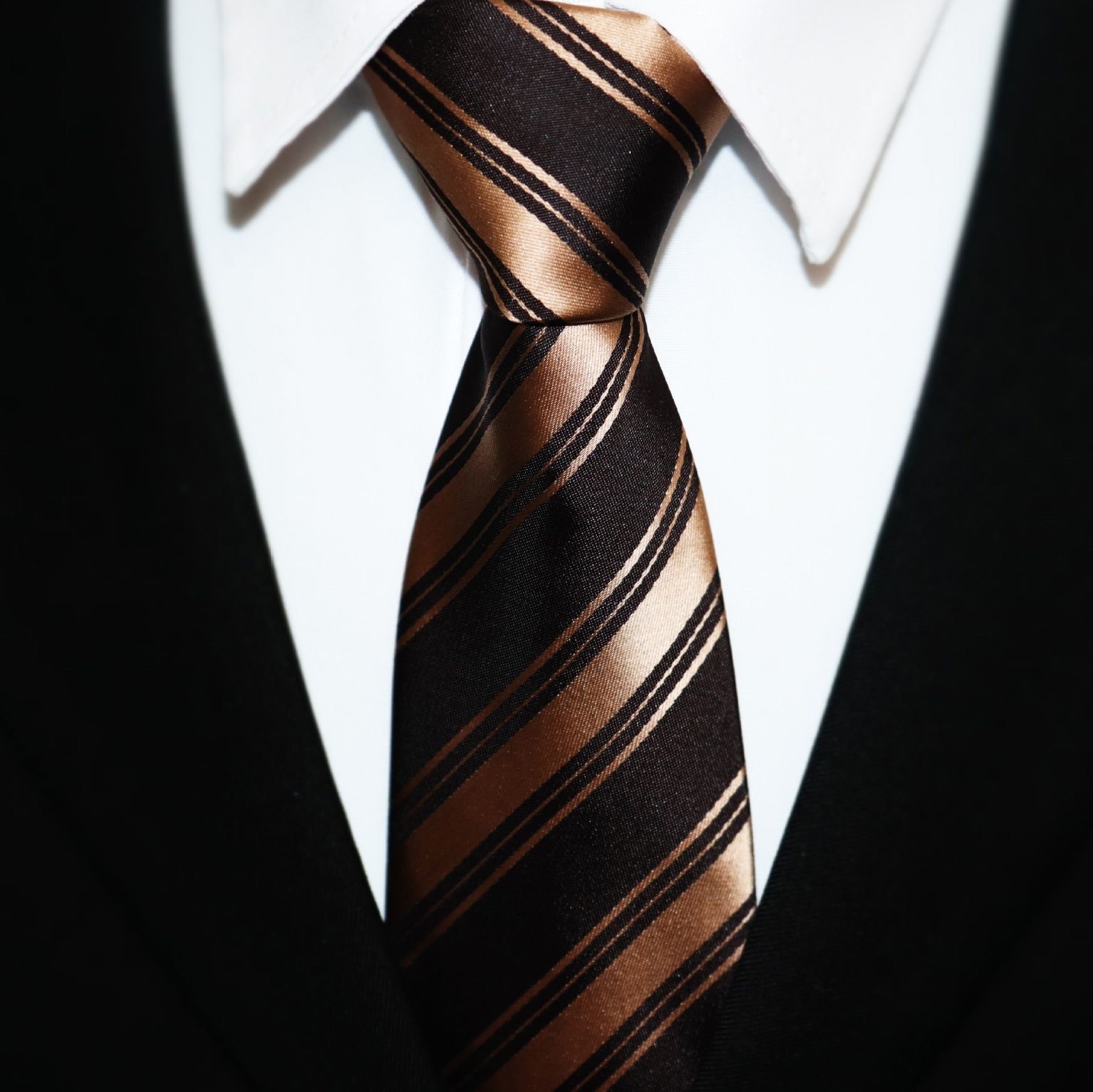 ネクタイ 斜縞模様の上品な紳士用ネクタイ