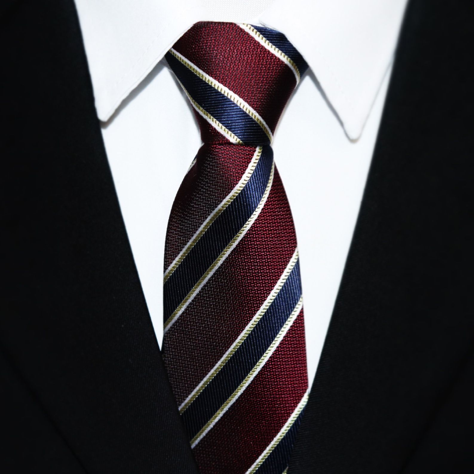 ネクタイ 斜縞模様の上品な紳士用ネクタイ