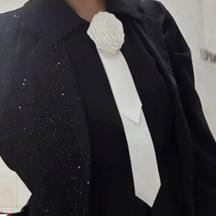 ネクタイ白立体山茶花モチーフ付き細身ネクタイ