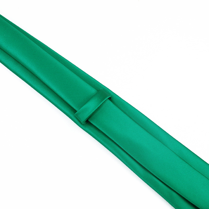 ネクタイ緑いたずらっぽい笑顔刺繍入り遊び心溢れる