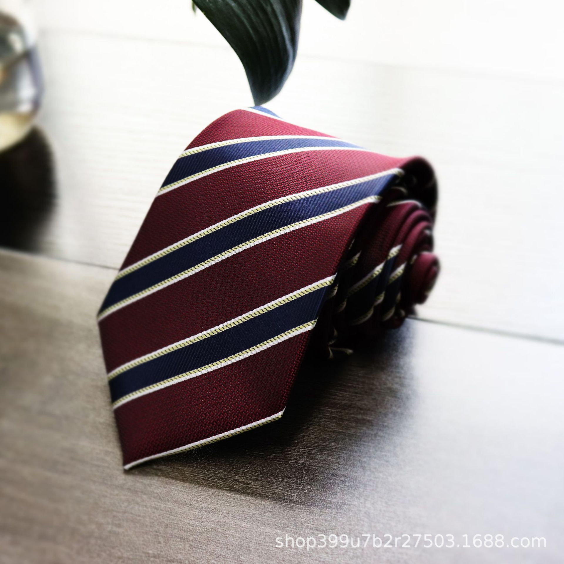 ネクタイ 斜縞模様の上品な紳士用ネクタイ