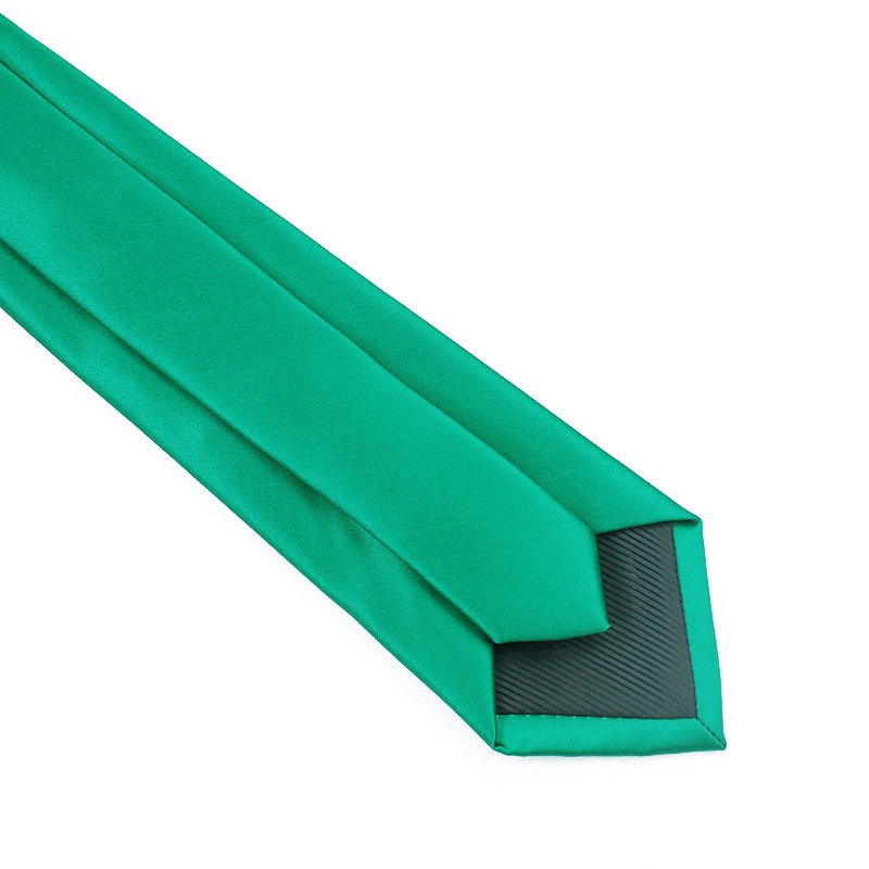 ネクタイ緑いたずらっぽい笑顔刺繍入り遊び心溢れる