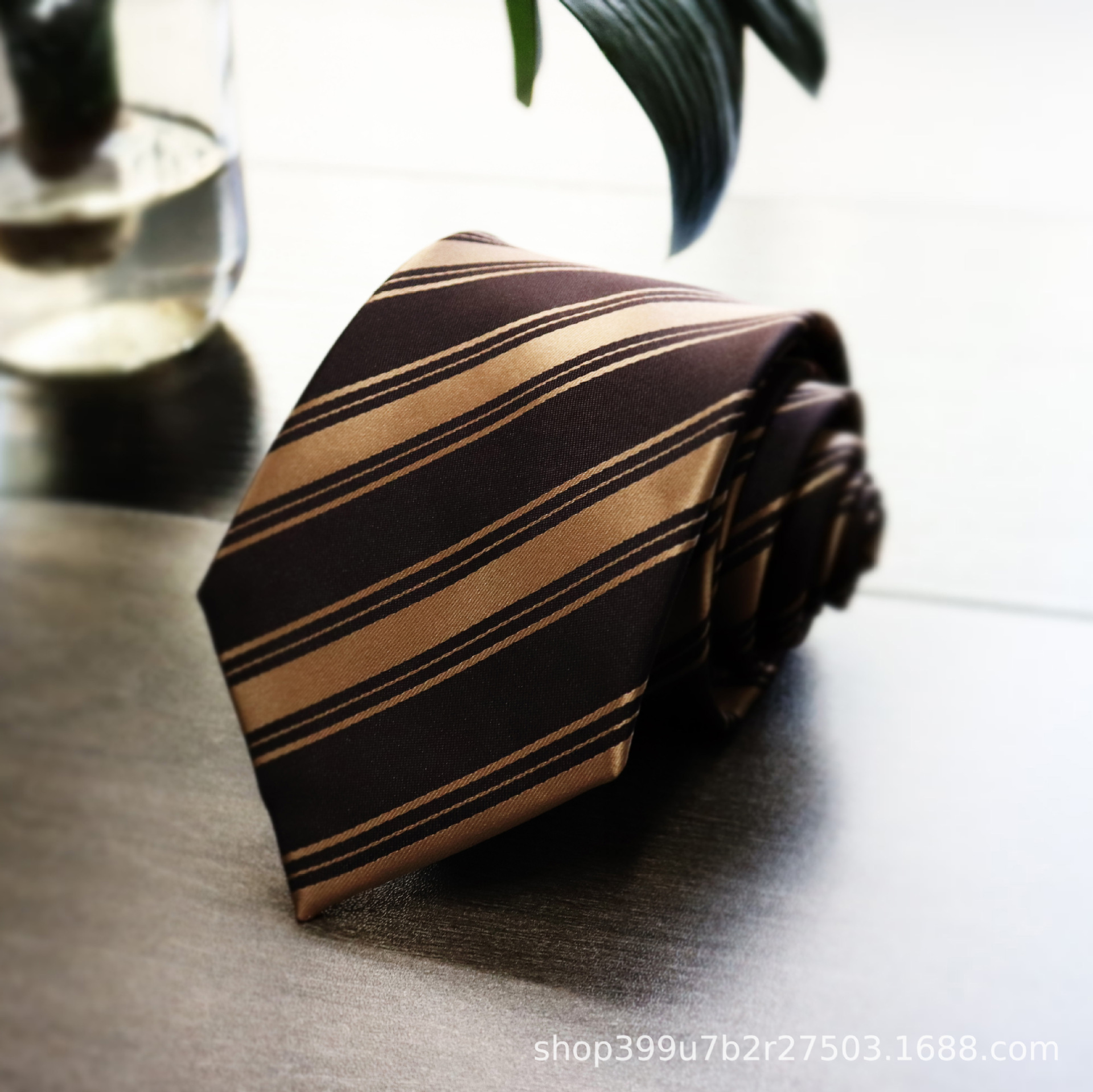 ネクタイ 斜縞模様の上品な紳士用ネクタイ