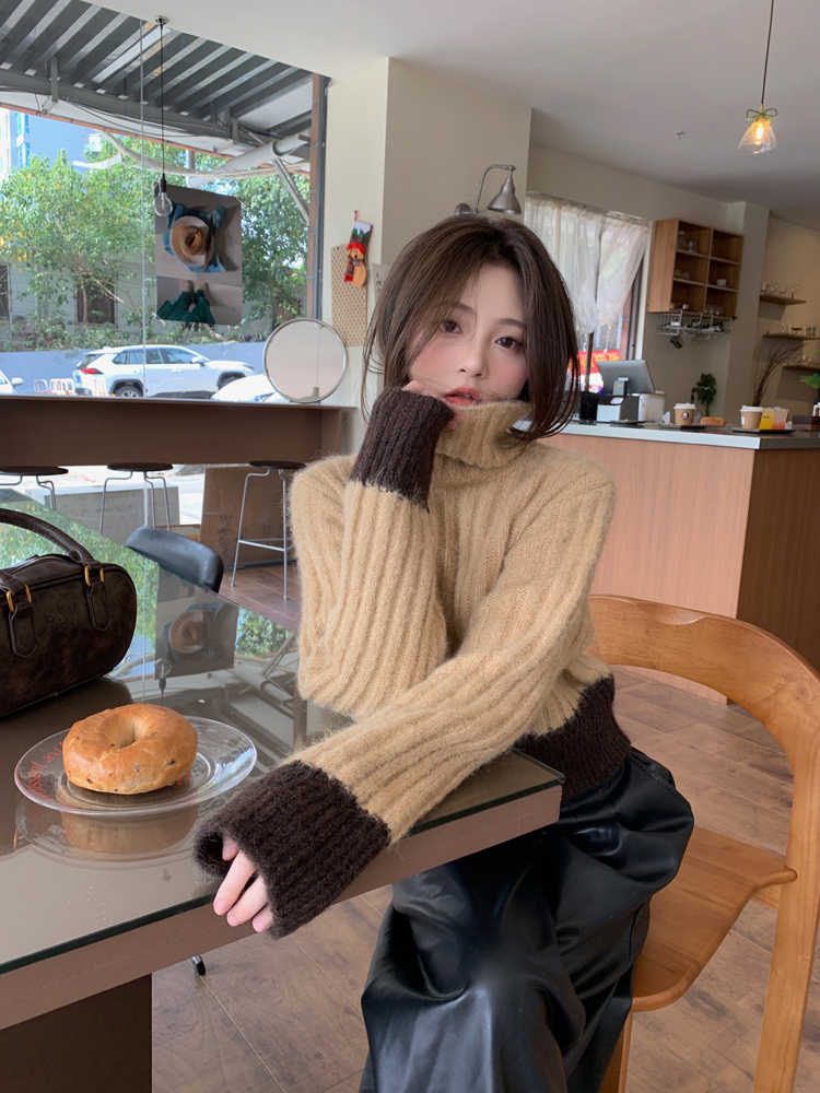 今季注目の配色切替タートルネックニットセーター　レディース　長袖