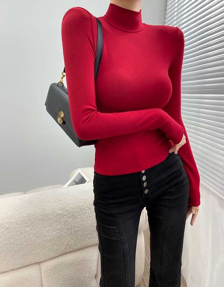 華やかさと存在感を放つ!赤色タートルネックで魅せる冬の着こなし10選