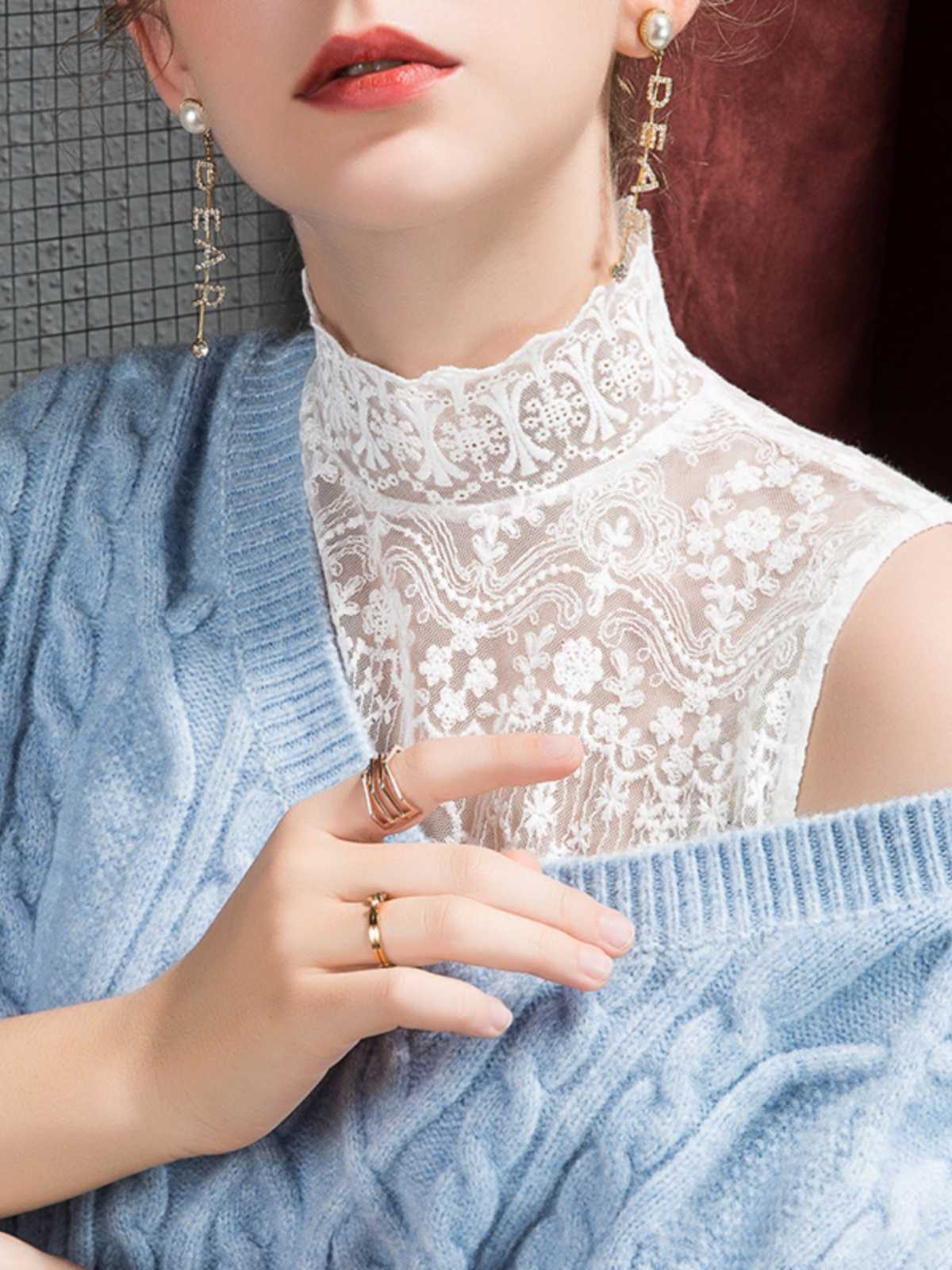 女性らしい華やかさを演出!タートルネックのレース インナーで毎日の装いを上品に格上げする15選