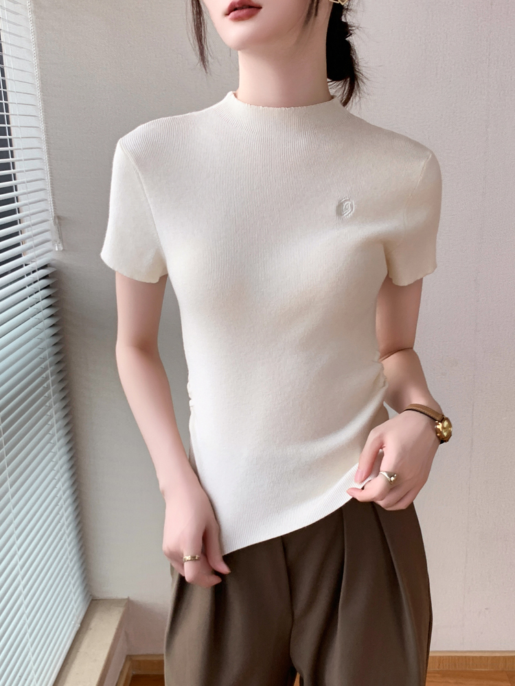 タートルネック刺繍入り半袖ニット