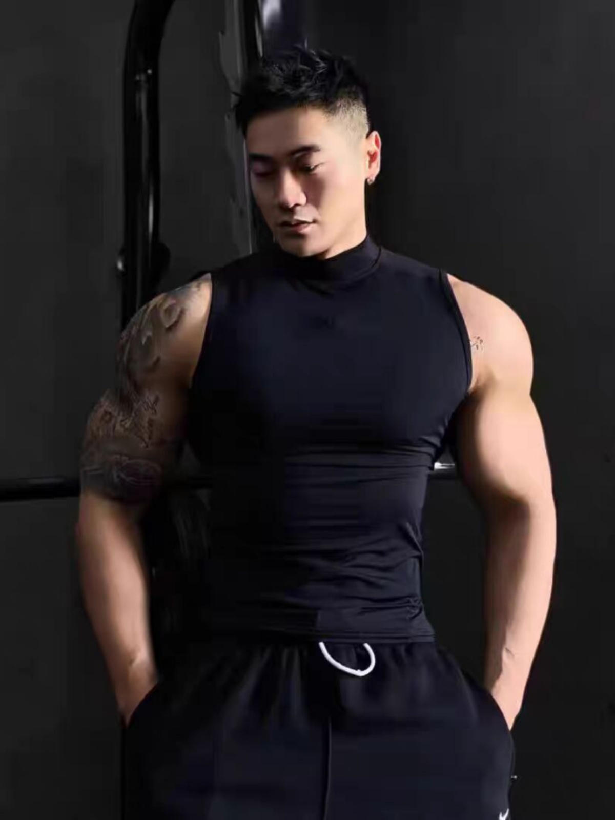 タートルネック スポーツ 筋肉美シルエット 薄手ノースリーブトップス