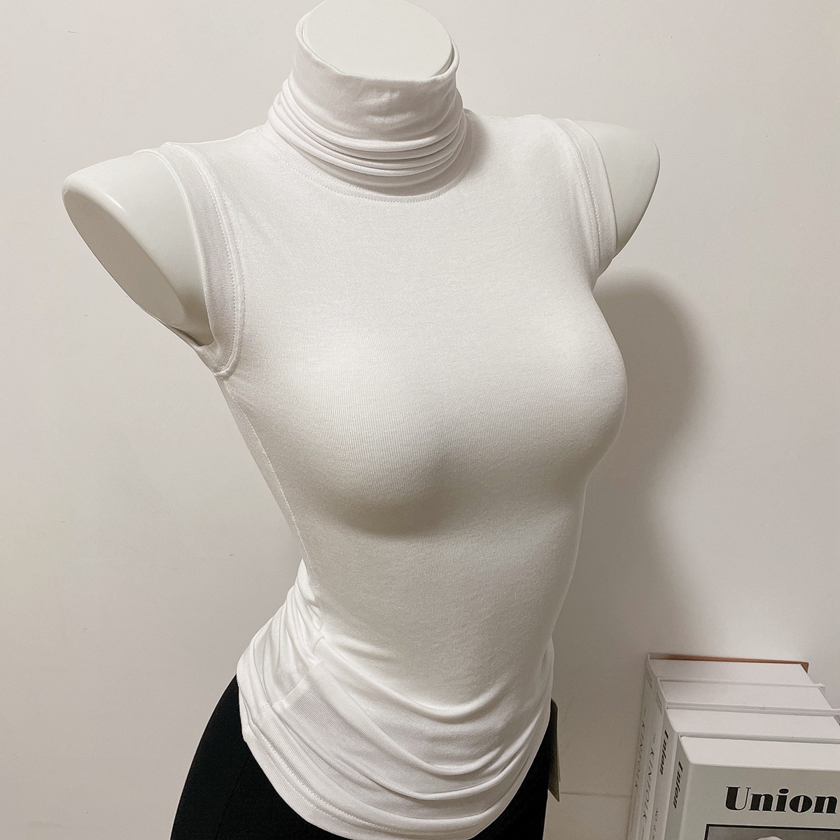 タートルネック　ノースリーブ美シルエット